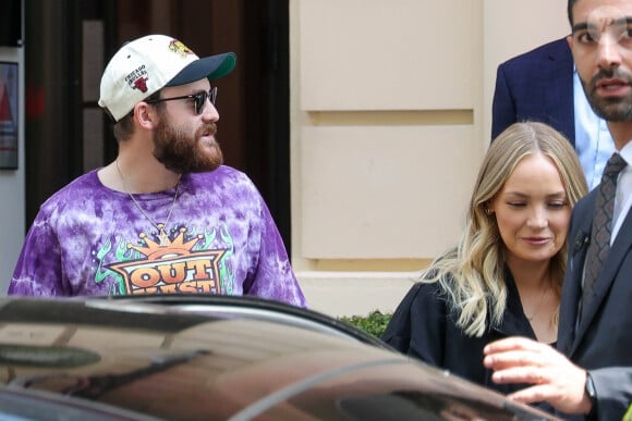 René-Charles Angélil, porte un t-shirt Outkast, et sa compagne Angelique Weckenmann à la sortie de l'hôtel Royal Monceau avant l'ouverture des Jeux Olympiques (JO) Paris 2024 à à Paris, France, le 24 juillet 2024.