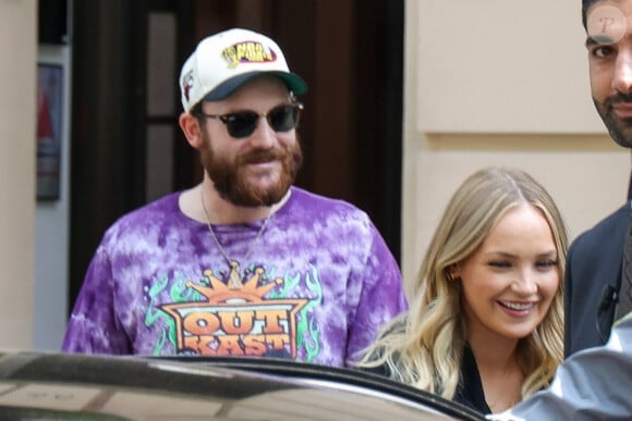 René-Charles Angélil, porte un t-shirt Outkast, et sa compagne Angelique Weckenmann à la sortie de l'hôtel Royal Monceau avant l'ouverture des Jeux Olympiques (JO) Paris 2024 à à Paris, France, le 24 juillet 2024.