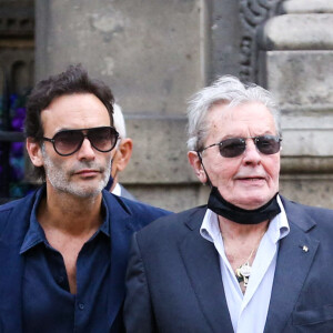 Anthony Delon et Alain Delon lors des obsèques de Jean-Paul Belmondo à l'église Saint-Germain-Des-Pres à Paris, France, le 10 septembre 2021. Le célèbre acteur français Jean-Paul Belmondo est décédé lundi 6 septembre à l'âge de 88 ans. Photo par Jerome Domine/ABACAPRESS.COM