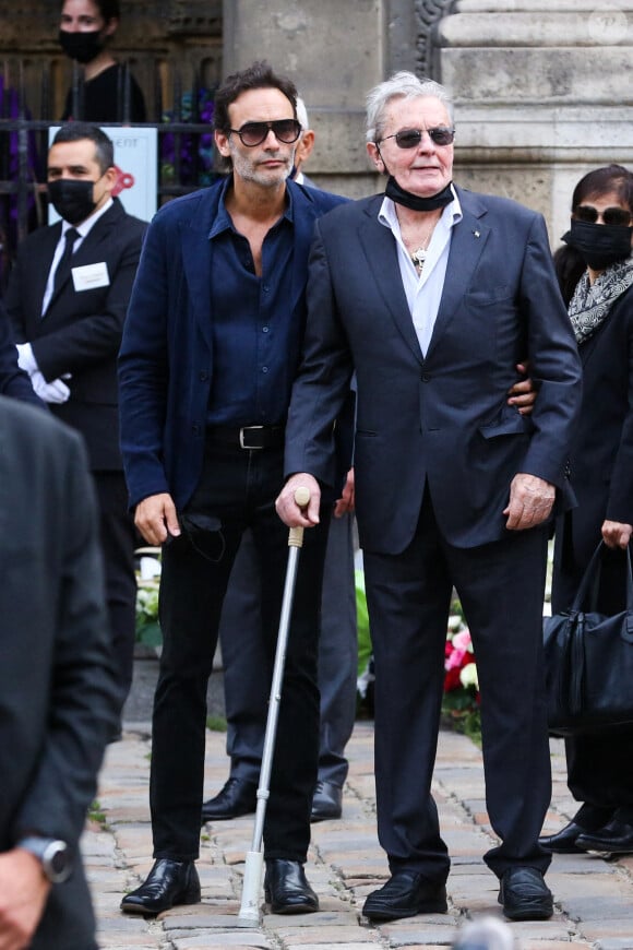 Anthony Delon et Alain Delon lors des obsèques de Jean-Paul Belmondo à l'église Saint-Germain-Des-Pres à Paris, France, le 10 septembre 2021. Le célèbre acteur français Jean-Paul Belmondo est décédé lundi 6 septembre à l'âge de 88 ans. Photo par Jerome Domine/ABACAPRESS.COM