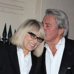 Ce drame intime avait d'ailleurs causé leur rupture...
Mireille Darc et Alain Delon lors du gala de l'IFRAD qui s'est tenu au Cirque d'Hiver à Paris, France, le 18 septembre 2012. Photo par Denis Guignebourg/ABACAPRESS.COM