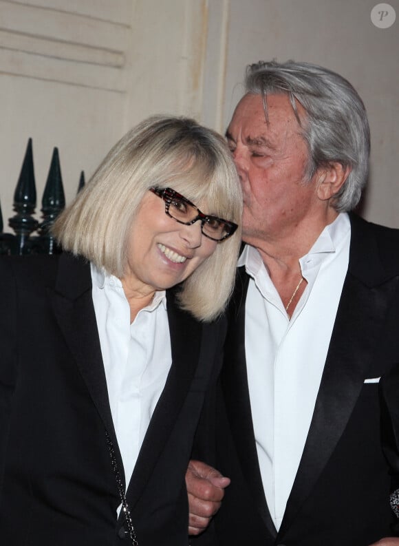 Ce drame intime avait d'ailleurs causé leur rupture...
Mireille Darc et Alain Delon lors du gala de l'IFRAD qui s'est tenu au Cirque d'Hiver à Paris, France, le 18 septembre 2012. Photo par Denis Guignebourg/ABACAPRESS.COM