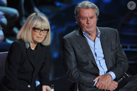 Lorsqu'ils vivaient ensemble, Mireille Darc avait préparé des chambres particulières dans cette maison...Alain Delon et Mireille Darc lors de l'émission 300 Choeurs pour la Vie sur France 3 à La Plaine St-Denis, près de Paris, France, le 24 septembre 2012. Mireille Darc est décédée à l'âge de 79 ans. Elle a longtemps été la compagne et la co-star d'Alain Delon. Elle a joué le rôle principal dans le film Week End de Jean-Luc Godard en 1967. Photo par Giancarlo Gorassini/ABACAPRESS.COM