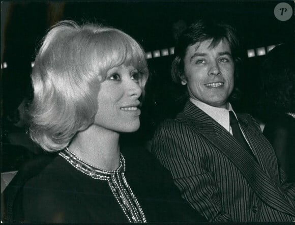 Mireille Darc, la nouvelle compagne d'Alain Delon ; Couple célèbre du cinéma, Alain Delon et Mireille Darc étaient parmi les spectateurs qui ont assisté à l'avant-première parisienne du nouveau film de Roger Kahane ''Madly''. Les deux jeunes artistes ont souvent été vus ensemble ces derniers temps. La photo montre Mireille Darc et Alain Delon lors de la première, Photo par © Keystone Press Agency/ZUMA Wire/ABACAPRESS.COM