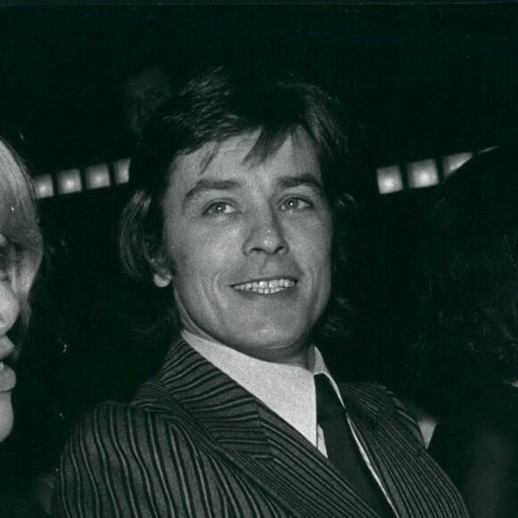 Mireille Darc, la nouvelle compagne d'Alain Delon ; Couple célèbre du cinéma, Alain Delon et Mireille Darc étaient parmi les spectateurs qui ont assisté à l'avant-première parisienne du nouveau film de Roger Kahane ''Madly''. Les deux jeunes artistes ont souvent été vus ensemble ces derniers temps. La photo montre Mireille Darc et Alain Delon lors de la première, Photo par © Keystone Press Agency/ZUMA Wire/ABACAPRESS.COM