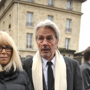 Avec Mireille Darc, ils n'ont jamais pu devenir parents...Alain Delon et Mireille Darc assistent aux obsèques de Georges Cravenne, décédé à l'âge de 94 ans, au cimetière du Montparnasse, à Paris, France, le 14 janvier 2009. Mireille Darc est décédée à l'âge de 79 ans, a-t-on appris aujourd'hui. Elle a longtemps été la compagne et la co-star d'Alain Delon. Elle a joué un rôle principal dans le film Week End de Jean-Luc Godard en 1967. Photo par ABACAPRESS.COM