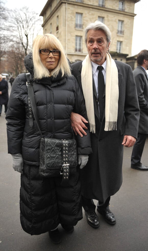 Avec Mireille Darc, ils n'ont jamais pu devenir parents...Alain Delon et Mireille Darc assistent aux obsèques de Georges Cravenne, décédé à l'âge de 94 ans, au cimetière du Montparnasse, à Paris, France, le 14 janvier 2009. Mireille Darc est décédée à l'âge de 79 ans, a-t-on appris aujourd'hui. Elle a longtemps été la compagne et la co-star d'Alain Delon. Elle a joué un rôle principal dans le film Week End de Jean-Luc Godard en 1967. Photo par ABACAPRESS.COM