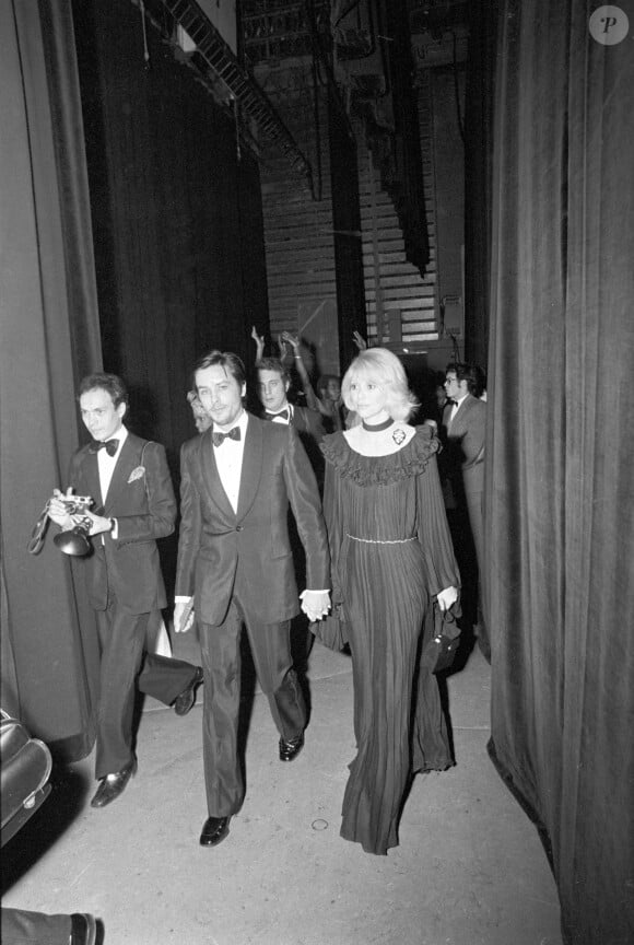 Le réalisateur et chanteur français Alain Delon et l'actrice et réalisatrice française Mireille Darc lors d'une cérémonie de remise de prix. Paris, 1968. Photo de Gianni Girani/Mondadori Portfolio via ZUMA Press/ABACAPRESS.COM