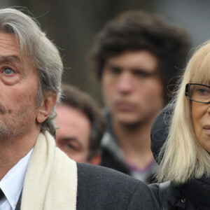 Alain Delon et Mireille Darc assistent aux obsèques de Georges Cravenne, décédé à l'âge de 94 ans, au cimetière du Montparnasse, à Paris, France, le 14 janvier 2009. Mireille Darc est décédée à l'âge de 79 ans, a-t-on appris aujourd'hui. Elle a longtemps été la compagne et la co-star d'Alain Delon. Elle a joué un rôle principal dans le film Week End de Jean-Luc Godard en 1967. Photo par ABACAPRESS.COM