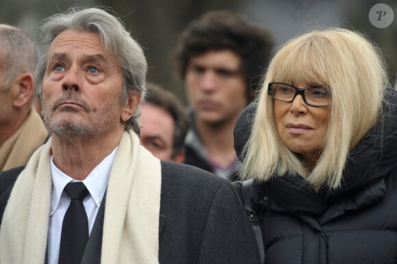 Alain Delon et Mireille Darc assistent aux obsèques de Georges Cravenne, décédé à l'âge de 94 ans, au cimetière du Montparnasse, à Paris, France, le 14 janvier 2009. Mireille Darc est décédée à l'âge de 79 ans, a-t-on appris aujourd'hui. Elle a longtemps été la compagne et la co-star d'Alain Delon. Elle a joué un rôle principal dans le film Week End de Jean-Luc Godard en 1967. Photo par ABACAPRESS.COM