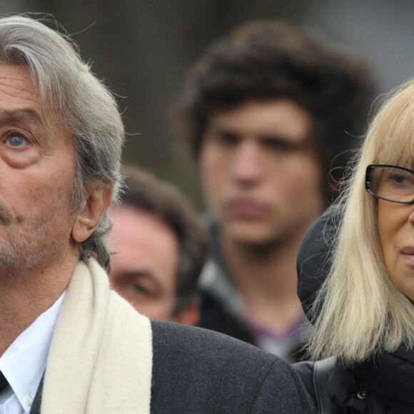 Alain Delon et Mireille Darc assistent aux obsèques de Georges Cravenne, décédé à l'âge de 94 ans, au cimetière du Montparnasse, à Paris, France, le 14 janvier 2009. Mireille Darc est décédée à l'âge de 79 ans, a-t-on appris aujourd'hui. Elle a longtemps été la compagne et la co-star d'Alain Delon. Elle a joué un rôle principal dans le film Week End de Jean-Luc Godard en 1967. Photo par ABACAPRESS.COM