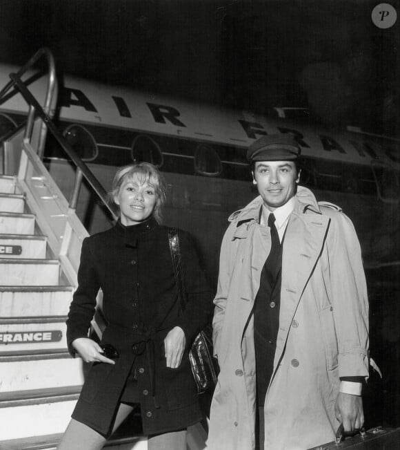 Il s'agissait de chambre d'enfants... Hélas, si Delon en en eus avec d'autres femmes dans sa vie...Alain Delon et Mireille Darc en route vers Marseille pour le film "Borsalino", vers 1969. Photo par PictureLux/ Photoshot/ABACAPRESS.COM