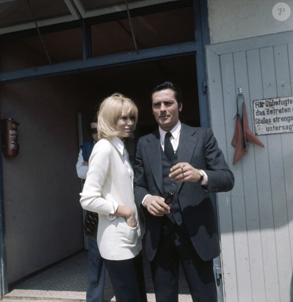 Alain Delon et Mireille Darc à Daglfing, Allemagne. Vers 1970. Photo par Picture Alliance/DPA/ABACAPRESS.COM