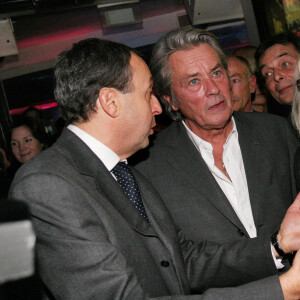 Laurent Abadie, PDG de Panasonic France, s'entretient avec Alain Delon, Mireille Darc et Muriel Robin lors de la soirée de lancement du plus grand téléviseur Plasma Panasonic (103 pouces) au club L'Etoile à Paris, France, le 6 novembre 2006. Photo par Benoit Pinguet/ABACAPRESS.COM