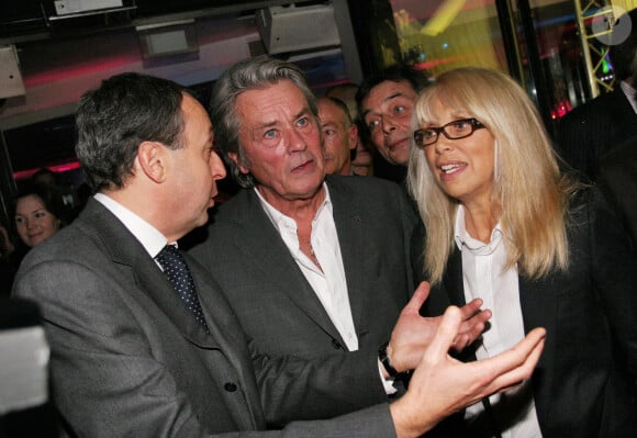 Laurent Abadie, PDG de Panasonic France, s'entretient avec Alain Delon, Mireille Darc et Muriel Robin lors de la soirée de lancement du plus grand téléviseur Plasma Panasonic (103 pouces) au club L'Etoile à Paris, France, le 6 novembre 2006. Photo par Benoit Pinguet/ABACAPRESS.COM