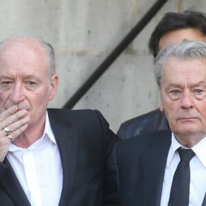 Pascal Desprez, Alain Delon - Sorties des obsèques de Mireille Darc en l'église Saint-Sulpice à Paris. Le 1er septembre 2017 