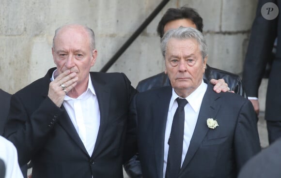 Pascal Desprez, Alain Delon - Sorties des obsèques de Mireille Darc en l'église Saint-Sulpice à Paris. Le 1er septembre 2017 