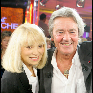 Alain Delon et Mireille Darc sur le plateau de l'émission 'Vivement Dimanche'.  © Guillaume Gaffiot / Bestimage