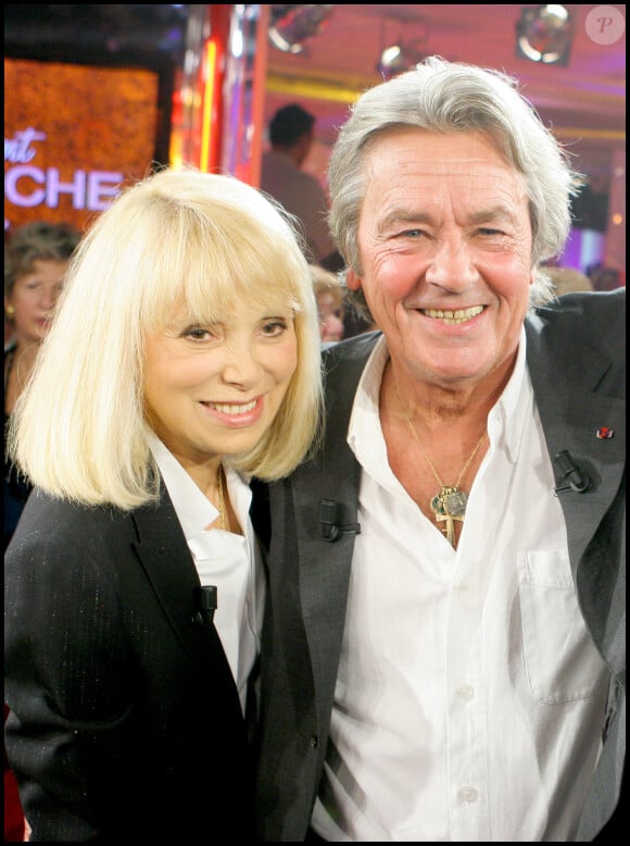 Alain Delon et Mireille Darc sur le plateau de l'émission 'Vivement Dimanche'.  © Guillaume Gaffiot / Bestimage