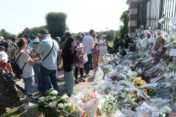 Les fans rendent hommage à Alain Delon devant la grille de sa propriété à Douchy-Montcorbon pendant ses obsèques le 24 août 2024.  Fans pay tribute to Alain Delon in front of the gate of his property in Douchy-Montcorbon during his funeral on August 24, 2024. 