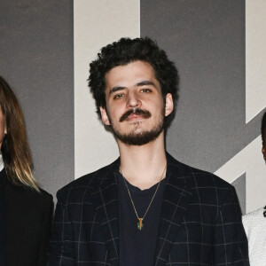 En effet, Vincent Zulawski, fils de Sophie Marceau, a partagé une photo touchante sur Instagram de sa mère et Eleanor Lambert
Sophie Marceau, Vincent Zulawski et Eye Haïdara. Photocall de l'avant-première du film "Les Trois Mousquetaires : D'Artagnan" aux Invalides à Paris le 21 mars 2023. © Guirec / Moreau / Jacovides / Bestimage 