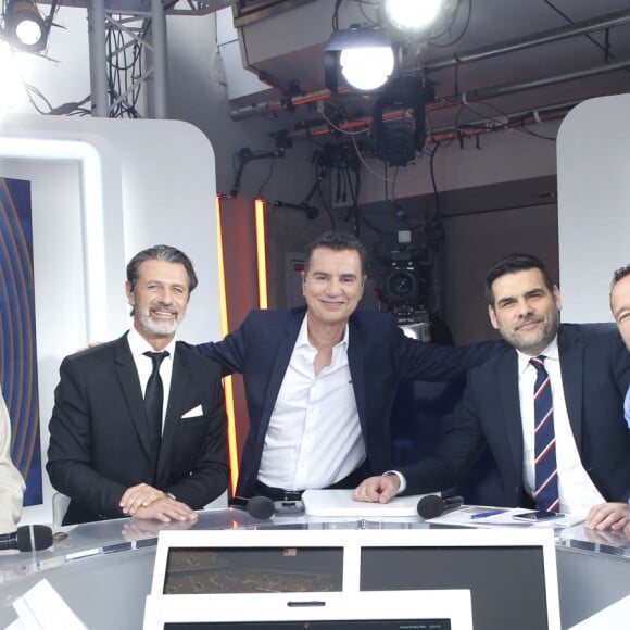 Exclusif - Justine Henin, Nelson Monfort, qui annonce son arrêt après les Jeux Olympiques de Paris 2024, Patrick Mouratoglou, Matthieu Lartot, Michaël Llodra et guest - Plateau de France Télévisions lors de la Finale Hommes des Internationaux de France de Tennis de Roland Garros 2024 - Jour 15 à Paris. © Bertrand Rindoff / Bestimage