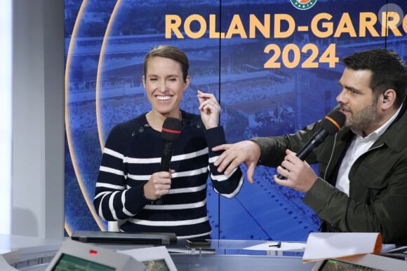 Exclusif - Anniversaire surprise pour Justine Henin (Ex N°1du tennis féminin), 42 ans ce 1er Juin, souhaité par l'équipe de L. Luyat et Matthieu Lartot sur le plateau de France Télévision lors des Internationaux de France de Tennis de Roland Garros 2024 - Jour 7 à Paris, France. © Bertrand Rindoff/Bestimage