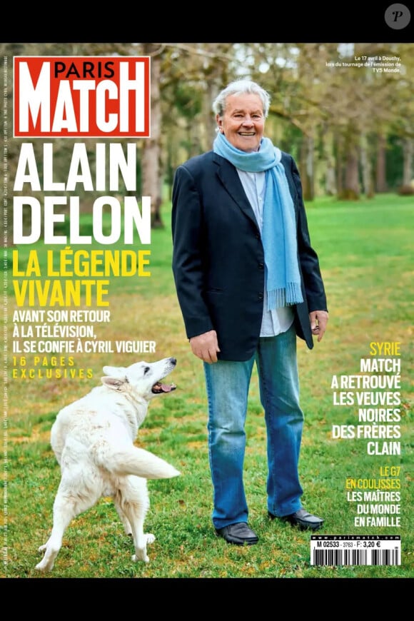 Alain Delon en couverture de "Paris Match" avec son chien  (archive)