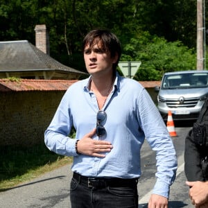 Alain-Fabien découvrant les hommages devant les grilles de la propriété de Douchy, quelques heures avant les obsèques de son père, Aain Delon