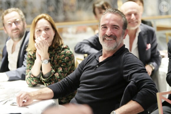 Jean Dujardin et sa femme Nathalie Péchalat (nouvelle présidente de l'association "Premiers de Cordée") - Dîner de charité Breitling à la Samaritaine pour l'association "Premiers de Cordée" à Paris le 4 avril 2024.  © Rachid Bellak/Bestimage 