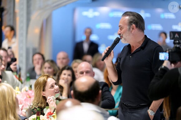 Jean Dujardin et sa femme Nathalie Péchalat (nouvelle présidente de l'association "Premiers de Cordée") - Dîner de charité Breitling à la Samaritaine pour l'association "Premiers de Cordée" à Paris le 4 avril 2024.© Rachid Bellak/Bestimage 