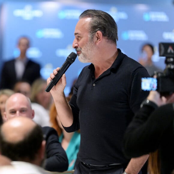 Jean Dujardin et sa femme Nathalie Péchalat (nouvelle présidente de l'association "Premiers de Cordée") - Dîner de charité Breitling à la Samaritaine pour l'association "Premiers de Cordée" à Paris le 4 avril 2024.© Rachid Bellak/Bestimage 