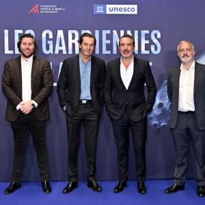 Julien Seul, l'un des producteurs du film, Jean-Albert Lièvre, le réalisateur, Jean Dujardin et son frère Marc Dujardin, producteur du film durant l'avant première mondiale au Grimaldi Forum à Monaco, le 9 février 2023, du film "Les gardiennes de la planète" réalisé par Jean-Albert Lièvre et raconté par J.Dujardin.© Bruno Bebert / Bestimage 