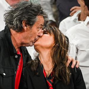 Jean-Luc Reichmann et sa femme Nathalie Lecoultre en tribunes lors de la finale de rugby Top 14 opposant le Stade Toulousain Rugby (Toulouse) au Stade Rochelais (La Rochelle) au Stade de France à Saint-Denis, Seine Saint-Denis, le 17 juin 2023. Toulouse a gagné 29-26. © Matthieu Mirville/Bestimage