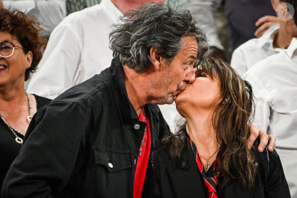 Jean-Luc Reichmann et sa femme Nathalie Lecoultre en tribunes lors de la finale de rugby Top 14 opposant le Stade Toulousain Rugby (Toulouse) au Stade Rochelais (La Rochelle) au Stade de France à Saint-Denis, Seine Saint-Denis, le 17 juin 2023. Toulouse a gagné 29-26. © Matthieu Mirville/Bestimage