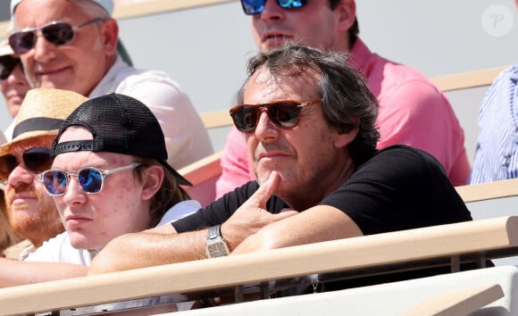 Jean-Luc Reichmann et son fils Swann - Célébrités dans les tribunes des Internationaux de France de tennis de Roland Garros 2023 le 6 juin 2023. © Jacovides-Moreau/Bestimage