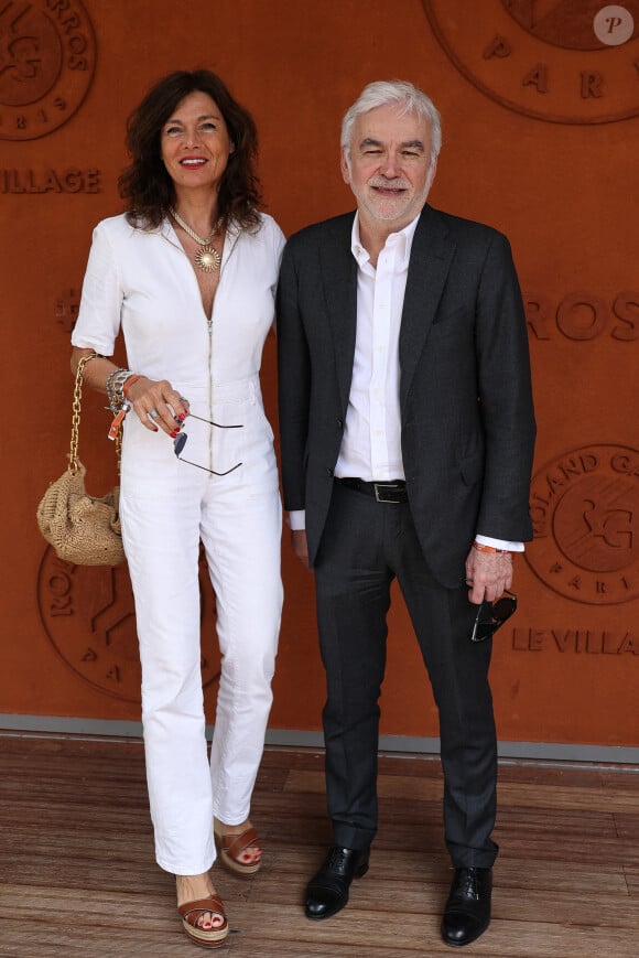 Comment le compagnon de Catherine Bancarel s'organise-t-il pour tout concilier ?Pascal Praud, Catherine Bancarel au Village lors des Internationaux de France 2024 à Roland Garros le 08 juin 2024 à Paris, France. Photo par Nasser Berzane/ABACAPRESS.COM