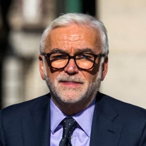 Pascal Praud lors de la cérémonie d'enterrement du journaliste français Jean-Pierre Elkabbach au cimetière du Montparnasse à Paris, France, le 6 octobre 2023. Décédé à l'âge de 86 ans, Jean-Pierre Elkabbach était une figure emblématique du journalisme et un témoin privilégié de la vie politique française depuis plus d'un demi-siècle. Photo par Denis Prezat/ABACAPRESS.COM