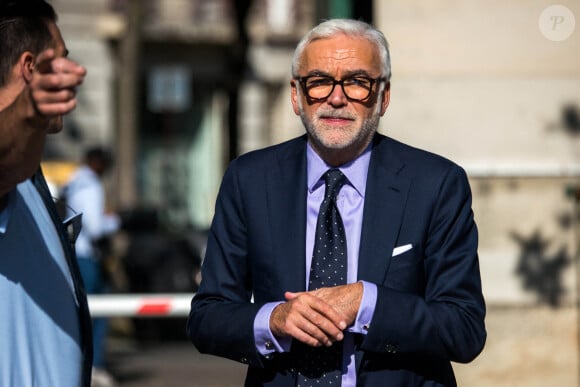 Pascal Praud lors de la cérémonie d'enterrement du journaliste français Jean-Pierre Elkabbach au cimetière du Montparnasse à Paris, France, le 6 octobre 2023. Décédé à l'âge de 86 ans, Jean-Pierre Elkabbach était une figure emblématique du journalisme et un témoin privilégié de la vie politique française depuis plus d'un demi-siècle. Photo par Denis Prezat/ABACAPRESS.COM