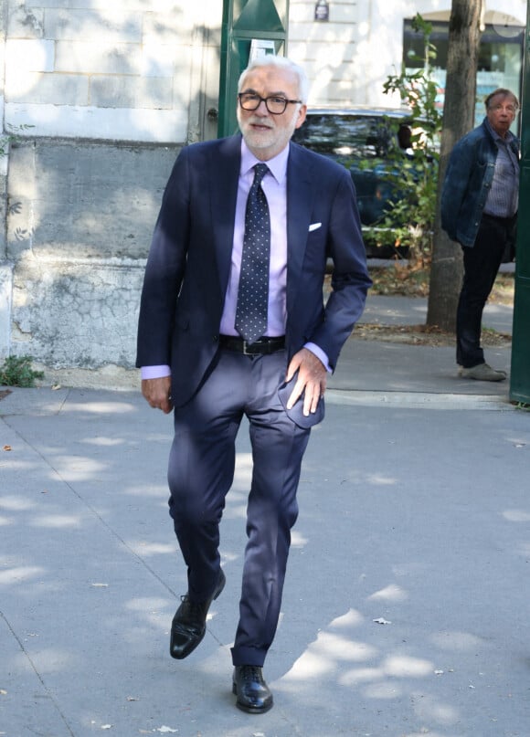 Pascal Praud lors de la cérémonie d'enterrement du journaliste français Jean-Pierre Elkabbach au cimetière du Montparnasse à Paris, France, le 6 octobre 2023. Décédé à l'âge de 86 ans, Jean-Pierre Elkabbach était une figure emblématique du journalisme et un témoin privilégié de la vie politique française depuis plus d'un demi-siècle. Photo par Jerome Domine/ABACAPRESS.COM