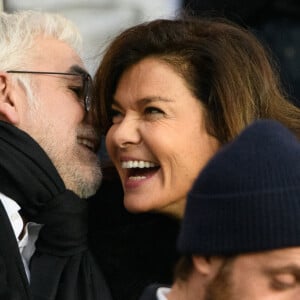 Pascal Praud et son épouse Catherine assistent au match de Ligue 1 entre le Paris Saint-Germain et le FC Nantes au Parc des Princes, le 20 novembre 2021 à Paris, France. Photo par Laurent Zabulon/ABACAPRESS.COM