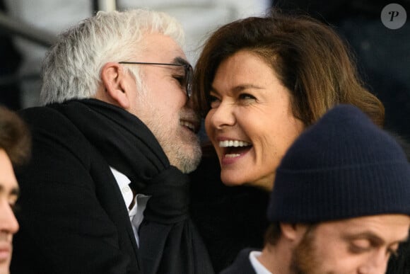 Pascal Praud et son épouse Catherine assistent au match de Ligue 1 entre le Paris Saint-Germain et le FC Nantes au Parc des Princes, le 20 novembre 2021 à Paris, France. Photo par Laurent Zabulon/ABACAPRESS.COM