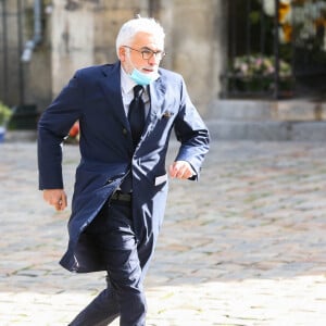 Il court, certes, mais il a un autre secret...Pascal Praud lors de la messe d'hommage au magnat français Bernard Tapie à l'église Saint Germain des Prés à Paris, France, le 6 octobre 2021. Photo par Jerome Domine/ABACAPRESS.COM