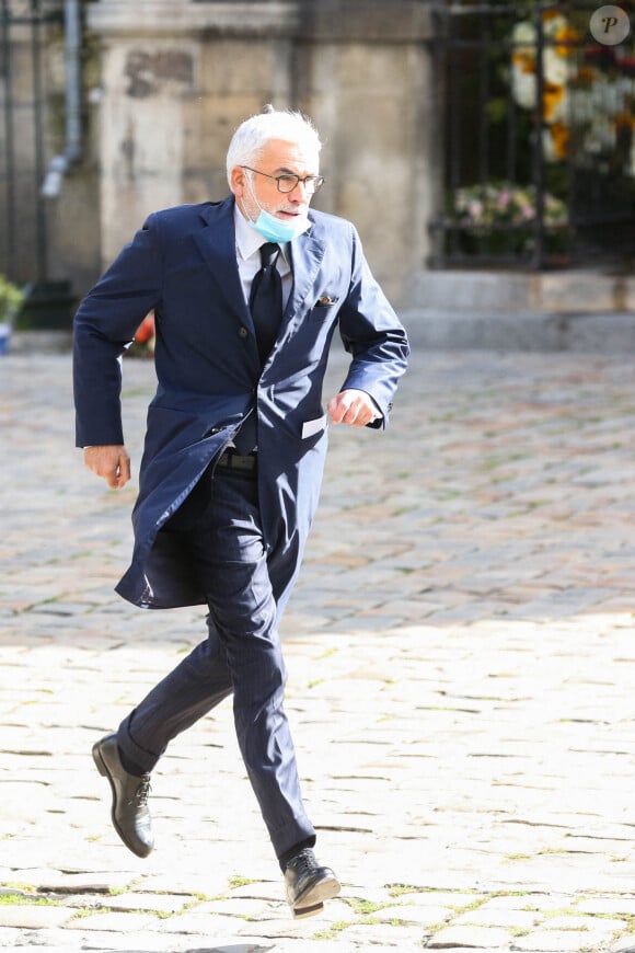 Il court, certes, mais il a un autre secret...Pascal Praud lors de la messe d'hommage au magnat français Bernard Tapie à l'église Saint Germain des Prés à Paris, France, le 6 octobre 2021. Photo par Jerome Domine/ABACAPRESS.COM