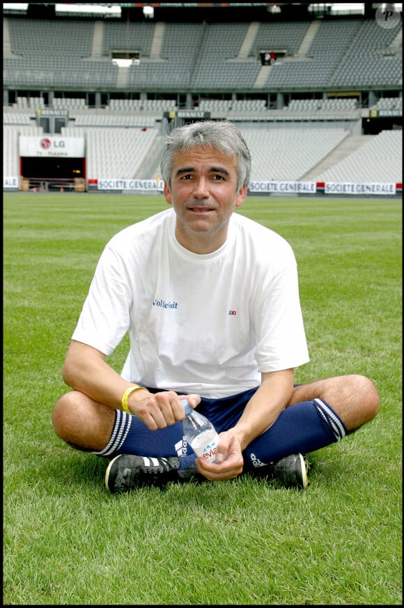 Après un début de carrière dans le journalisme sportif...Pascal Praud au match de football opposant : des litteraires, ecrivains, personalites et du personel TF1 au stade de France (St Denis 93 )