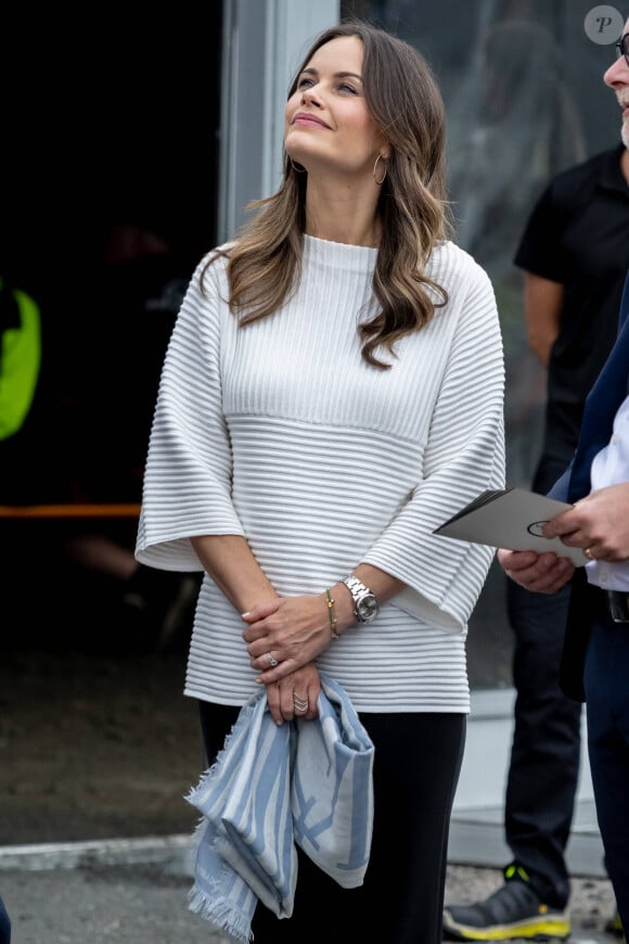 La nouvelle a été annoncée lundi 2 septembre et deux jours plus tard, le couple était de sortie.
Le prince Carl Philip et la princesse Sofia (Hellqvist) de Suède, enceinte, lors de l'inauguration et l'essai routier des chargeuses sur pneus chez Volvo CE à Arvika, le 4 septembre 2024. 