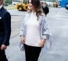 Habillée simplement d'un pantalon noir, d'un pull blanc et d'un châle, la jolie brune de 39 ans avait le sourire aux lèvres.
Le prince Carl Philip et la princesse Sofia (Hellqvist) de Suède, enceinte, lors de l'inauguration et l'essai routier des chargeuses sur pneus chez Volvo CE à Arvika, le 4 septembre 2024. 