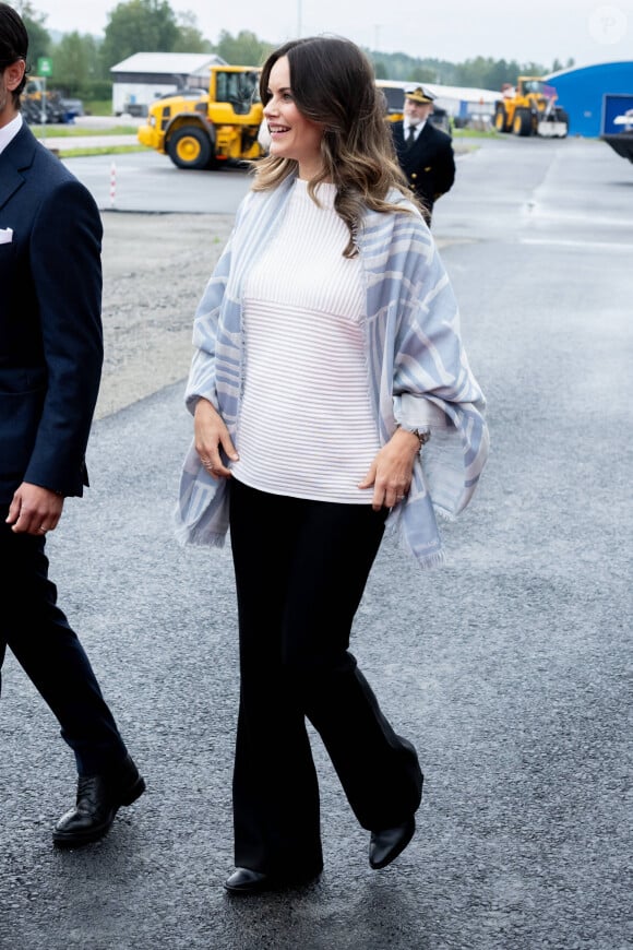 Habillée simplement d'un pantalon noir, d'un pull blanc et d'un châle, la jolie brune de 39 ans avait le sourire aux lèvres.
Le prince Carl Philip et la princesse Sofia (Hellqvist) de Suède, enceinte, lors de l'inauguration et l'essai routier des chargeuses sur pneus chez Volvo CE à Arvika, le 4 septembre 2024. 