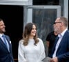 Le ventre arrondi de l'ancien mannequin (notamment modèle pour la lingerie) n'est pas encore bien visible et elle ne semble pas vraiment vouloir le montrer. 
Le prince Carl Philip et la princesse Sofia (Hellqvist) de Suède, enceinte, lors de l'inauguration et l'essai routier des chargeuses sur pneus chez Volvo CE à Arvika, le 4 septembre 2024. 