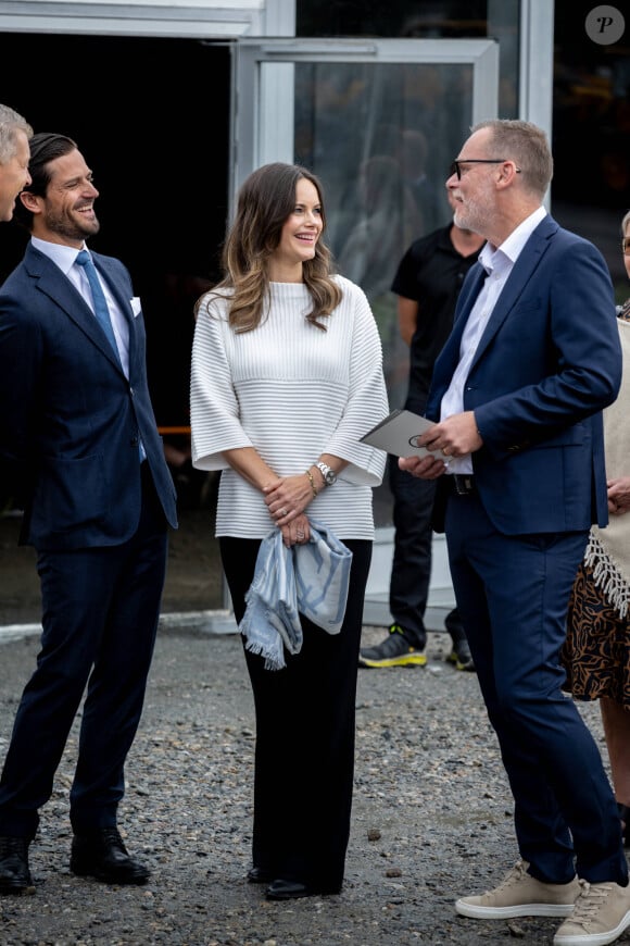 Le ventre arrondi de l'ancien mannequin (notamment modèle pour la lingerie) n'est pas encore bien visible et elle ne semble pas vraiment vouloir le montrer. 
Le prince Carl Philip et la princesse Sofia (Hellqvist) de Suède, enceinte, lors de l'inauguration et l'essai routier des chargeuses sur pneus chez Volvo CE à Arvika, le 4 septembre 2024. 